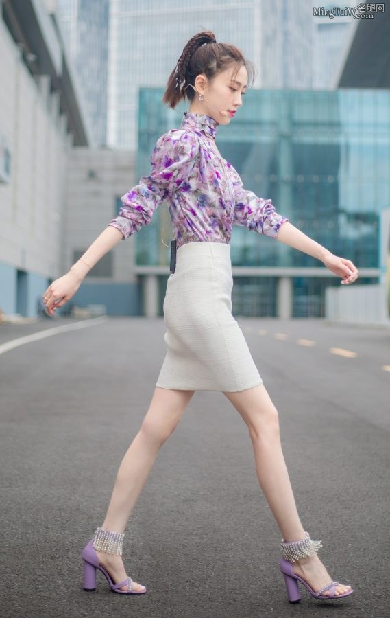 《新相亲大会》女主持人张纯烨人美腿更美(1/9)