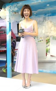 李维维穿低胸紫裙踩高跟鞋代言内衣品牌