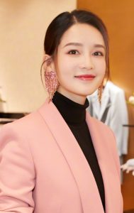 李沁身着粉色西装小黑裙长腿美足惊艳