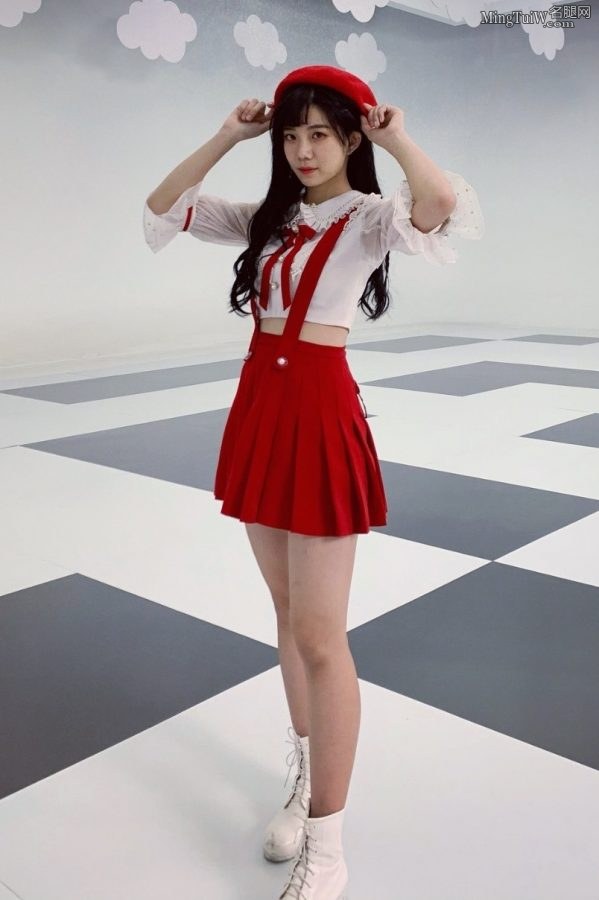 Cute girl Shen Mengyao in a little red skirt, beautiful legs and white boots(2/3)