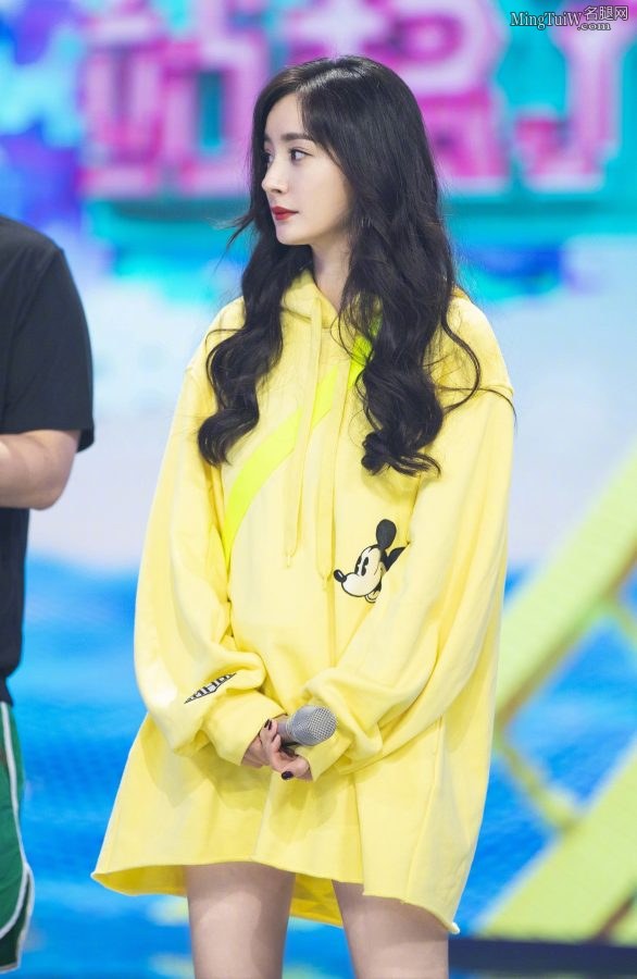 快乐大本营少女感十足的少妇杨幂秀靓腿(4/4)