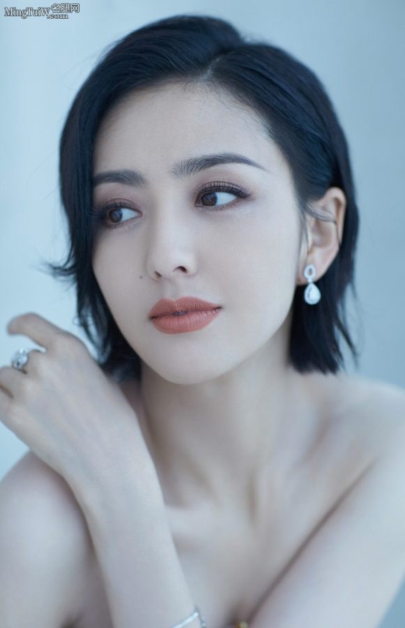 身材纤瘦的女星佟丽娅穿低胸裙露肩秀胸很有精神(7/10)