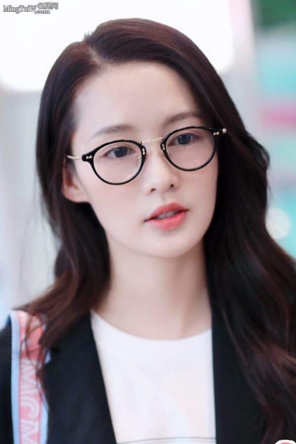 眼镜妹李沁穿牛仔短裙露白皙美腿外出好清甜(6/7)