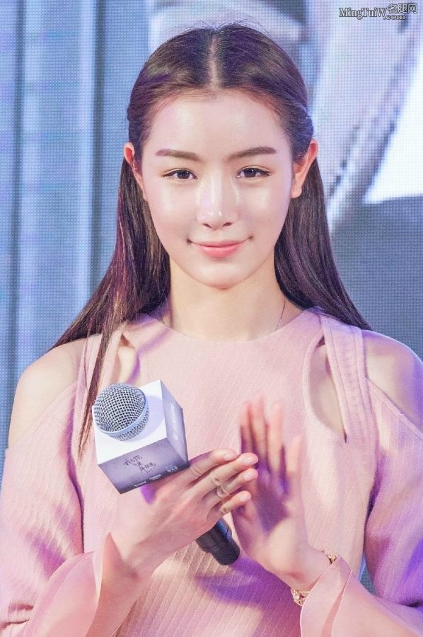 女演员张南拥有模特般修长的美腿(4/5)