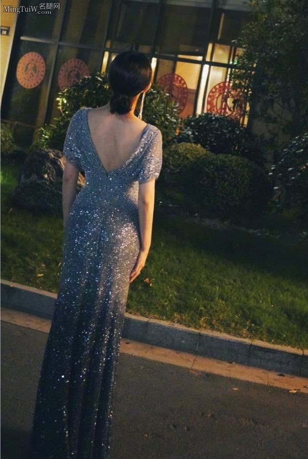 伊一下班回家在车库尽情展示美背细腰翘臀(7/7)