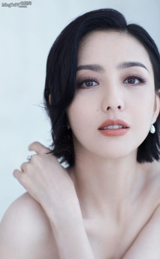 身材纤瘦的女星佟丽娅穿低胸裙露肩秀胸很有精神(10/10)