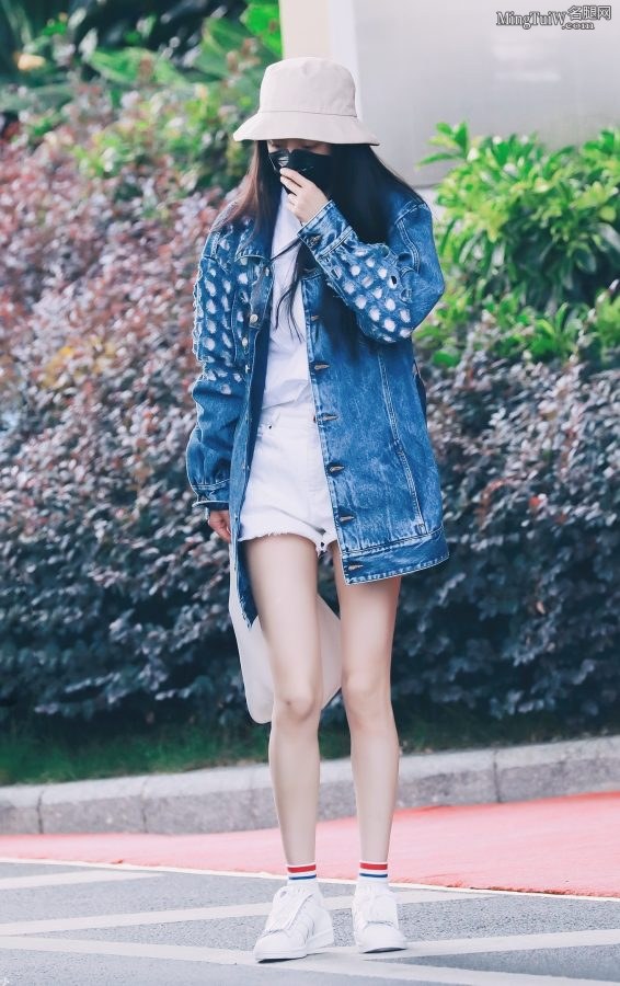 杨幂外出包裹的相当严实 但是她的纤细的白腿还是完全展露了(15/18)