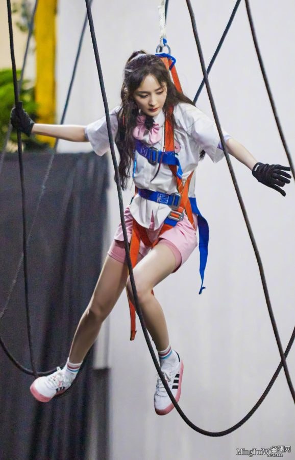 今天粉色清纯可爱的少女幂 纤细的美腿穿了棉袜运动鞋(13/13)