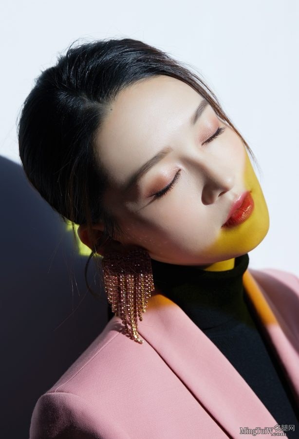 李沁身着粉色西装小黑裙长腿美足惊艳(4/10)