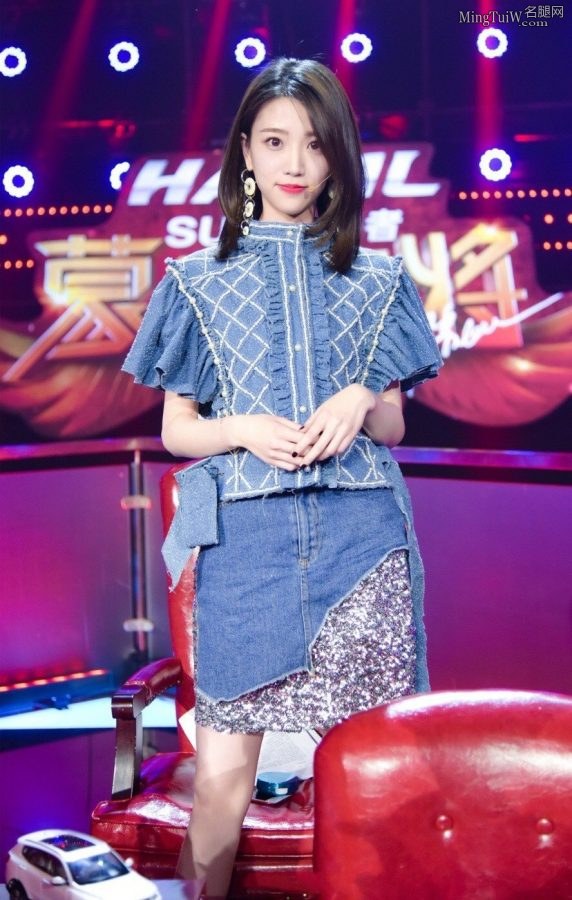 《蒙面唱将》现场主持人张纯烨细腿踩性感高跟鞋(2/4)