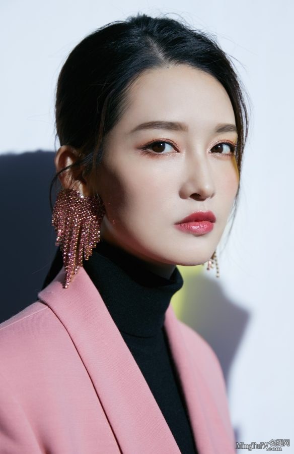 李沁身着粉色西装小黑裙长腿美足惊艳(3/10)