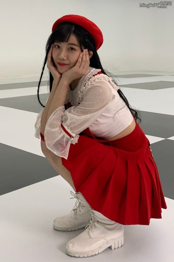 可爱的妹子沈梦瑶小红裙美腿白靴(3/3)