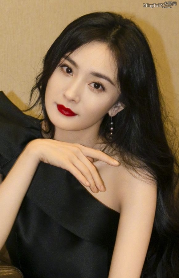 杨幂脚穿性感JC高跟出席第十代索纳塔发布会 上场前坐在沙发里夹腿拍照(4/14)