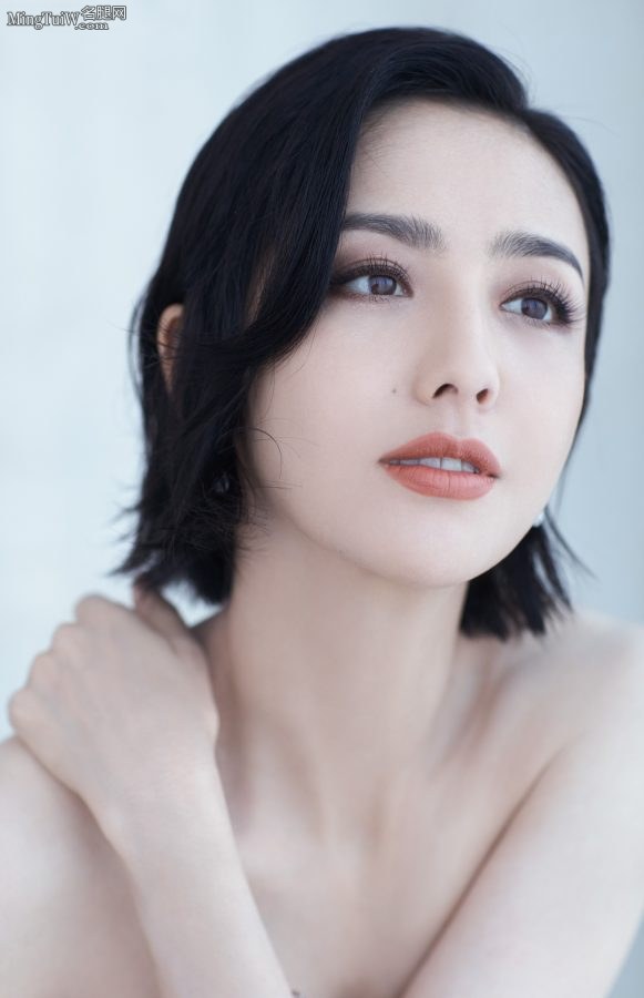 身材纤瘦的女星佟丽娅穿低胸裙露肩秀胸很有精神(9/10)