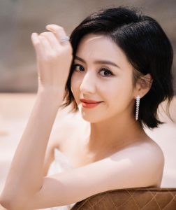 佟丽娅迷人的玉足涂绿色指甲油，这光滑的美背不拔俩火罐太浪费了
