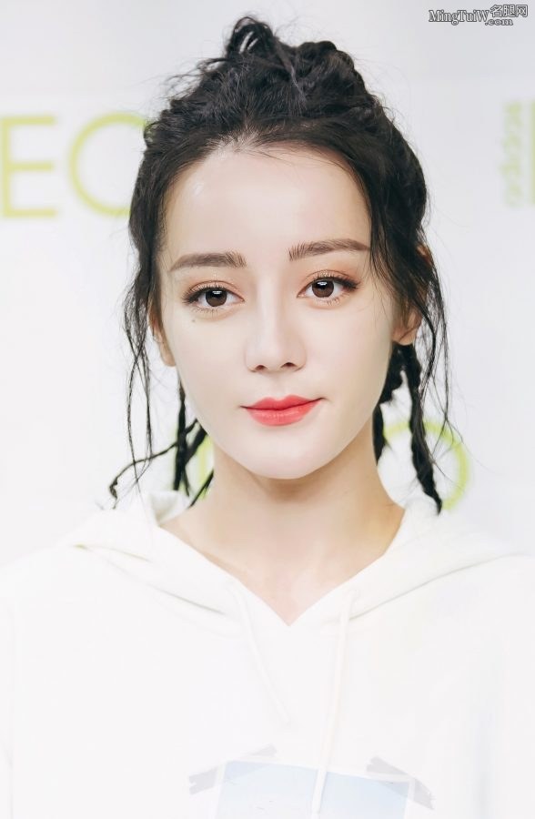 百分百甜甜美女迪丽热巴白皙玉腿修长(5/11)
