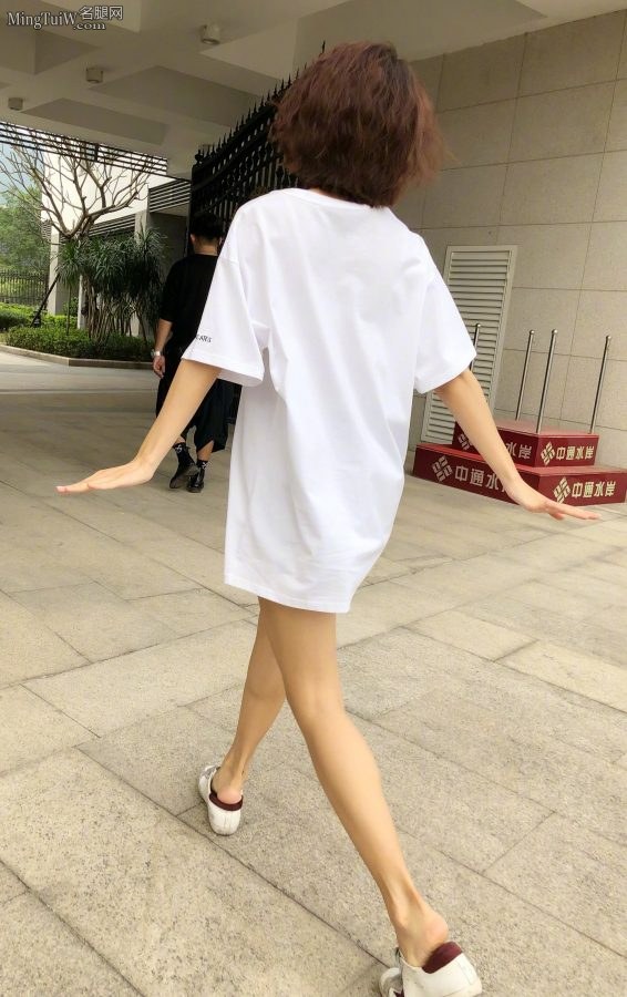 小姐姐金晨纤细的双腿 突然发现脚上有纹身(2/4)