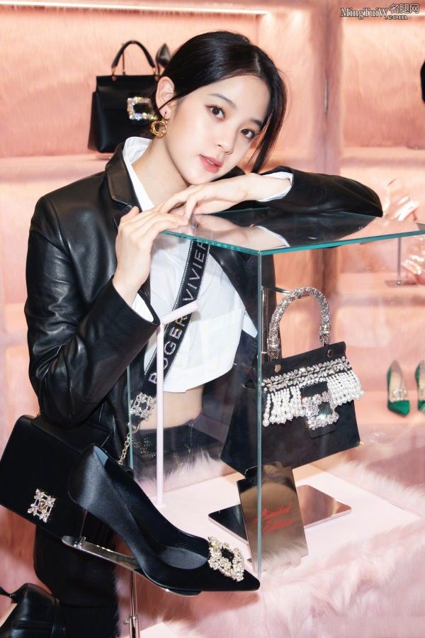 欧阳娜娜紧身牛仔裤显腿型 穿上细跟短靴更有女人味儿了(6/6)