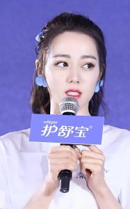 迪丽热巴代言护舒宝大长腿踩高跟鞋想舔屏