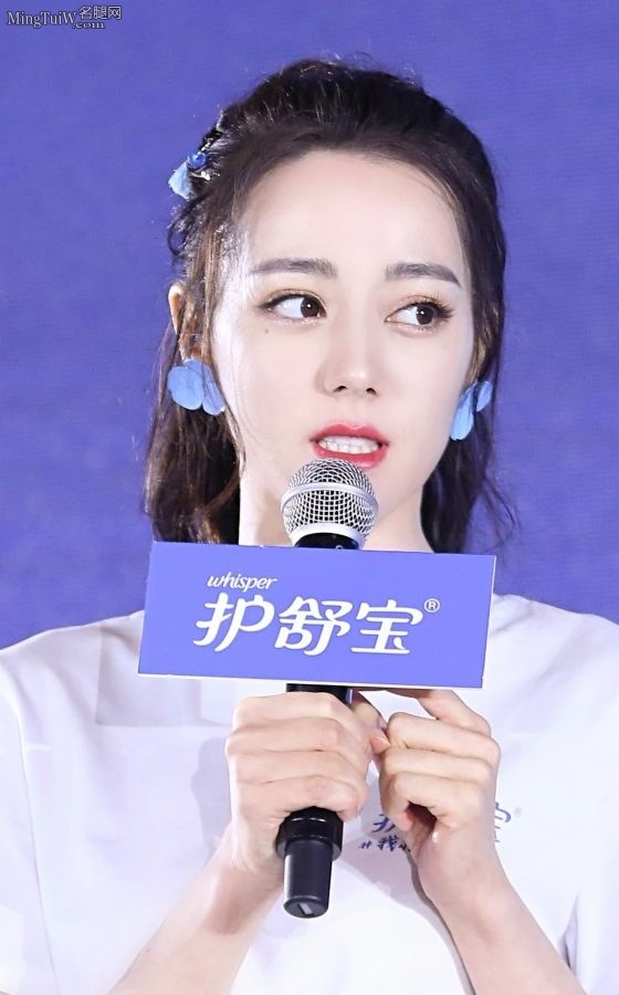 迪丽热巴代言护舒宝大长腿踩高跟鞋想舔屏(36/49)