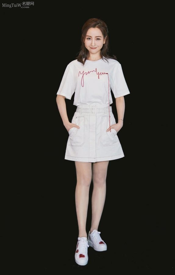 甜美的女星杨蓉光滑的玉腿(3/3)