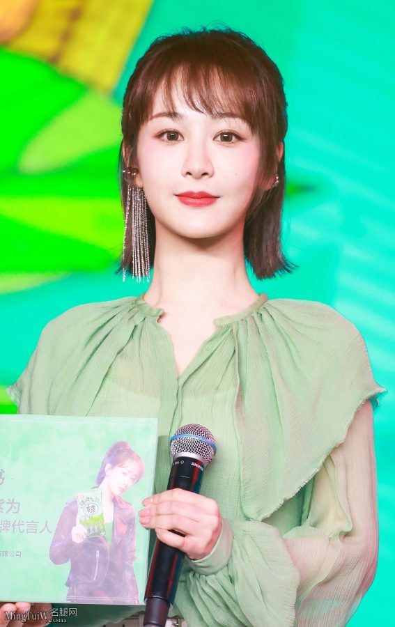 清新脱俗的妹子杨紫玉足白高跟活动现场(4/8)