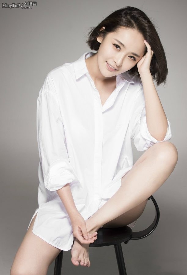 女演员李曼穿白衬衫拍写真露出白腿和玉脚丫(1/2)