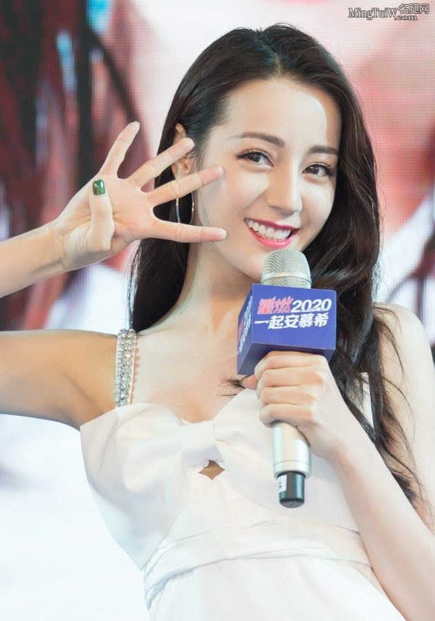安慕希代言人迪丽热巴美脚穿透明带凉高跟鞋活力全开(5/15)