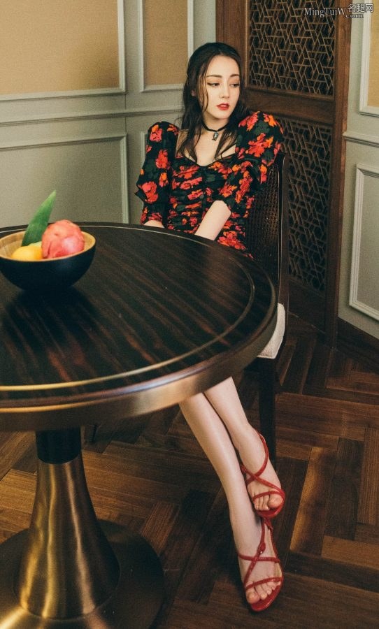 女星迪丽热巴气质美颜桌下的美腿玉足(2/14)