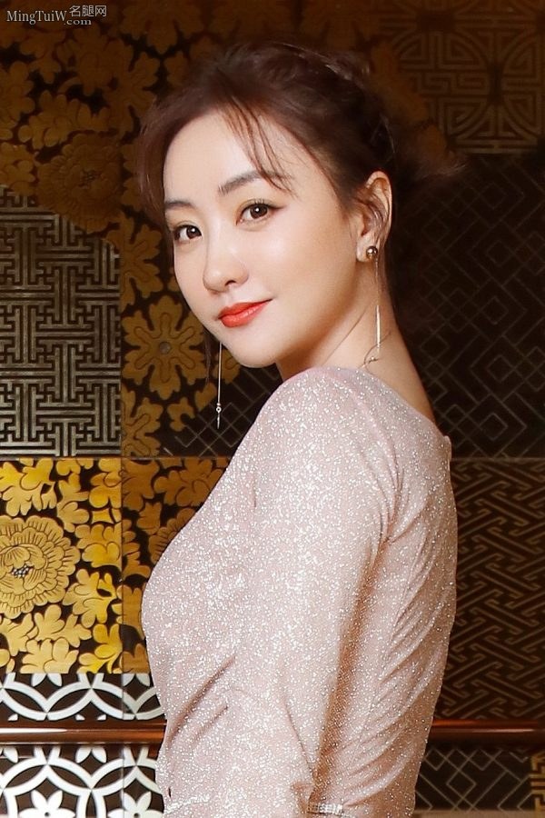 杨蓉身穿开叉礼服玉脚踩凉高跟(2/3)