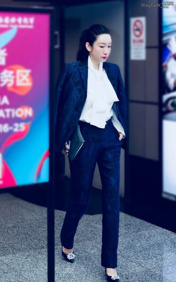 秦海璐西服套装高跟鞋女强人造型红唇迷人(7/7)