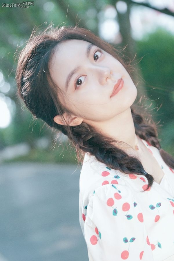 天真烂漫少女赵今麦白藕般的腿(4/4)