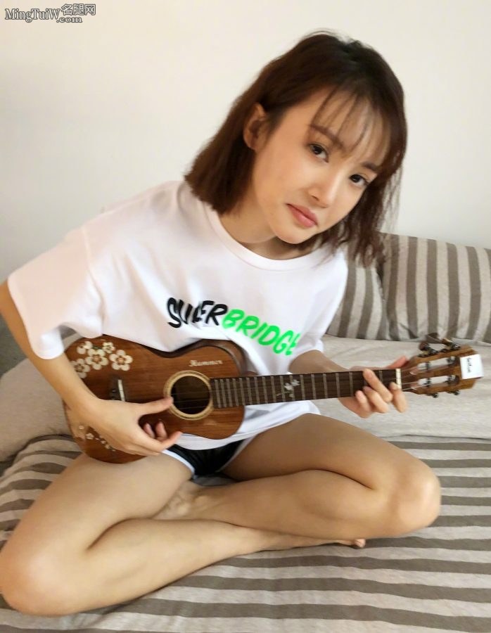 小姐姐金晨纤细的双腿 突然发现脚上有纹身(3/4)