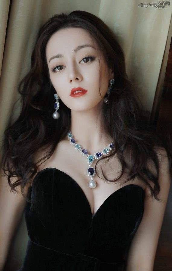 迪丽热巴黑色开叉裙上围丰满气质魅惑(2/38)