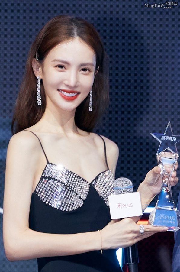 金晨穿吊带美裙露玉腿宛若美人鱼 就是胸太平了(9/9)