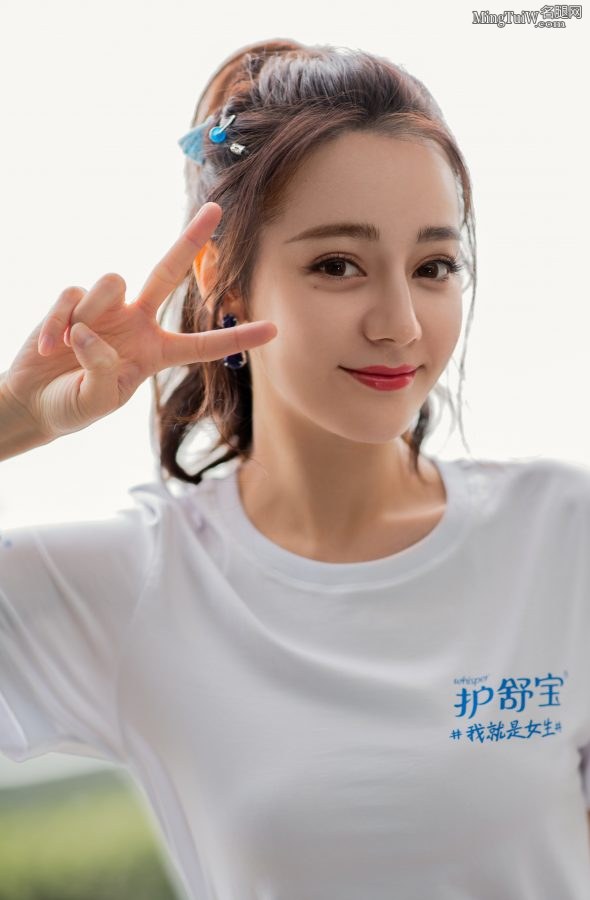 迪丽热巴代言护舒宝大长腿踩高跟鞋想舔屏(6/49)