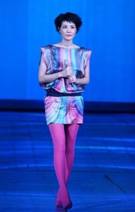春晚王菲美腿穿粉紫色丝袜演唱《传奇》