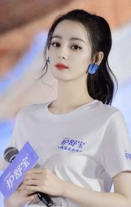 迪丽热巴代言护舒宝大长腿踩高跟鞋想舔屏