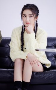 小狐狸杨幂美腿修长白皙少女感十足