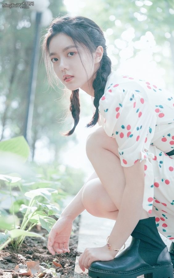 天真烂漫少女赵今麦白藕般的腿(1/4)
