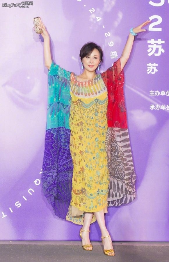 成熟的女星刘嘉玲脚踩高跟现身苏州气质高雅(3/7)