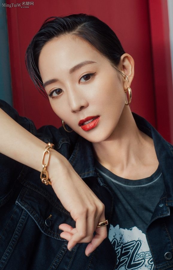 轻熟的时尚美人张钧甯牛仔裙美腿 短发造型很有精神(3/3)