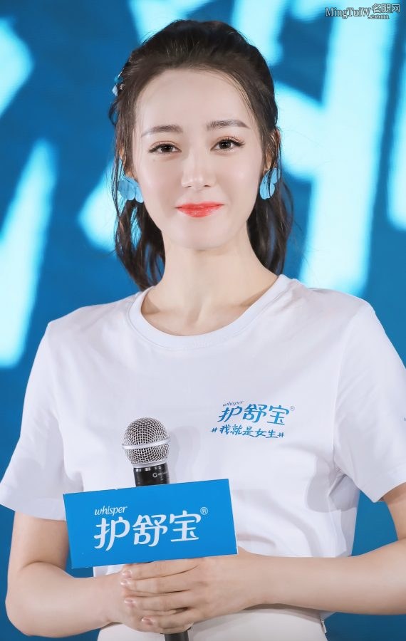 迪丽热巴代言护舒宝大长腿踩高跟鞋想舔屏(23/49)