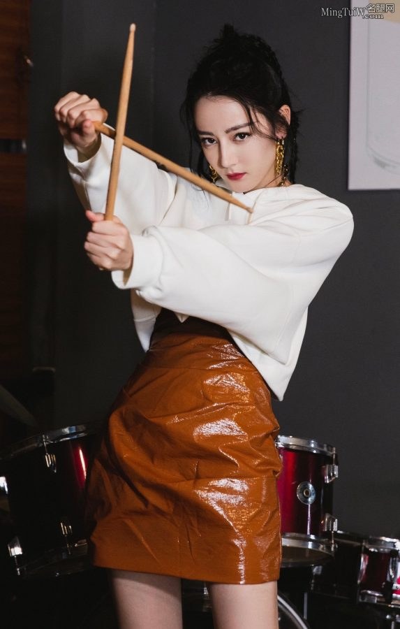 百分百甜甜美女迪丽热巴白皙玉腿修长(9/11)