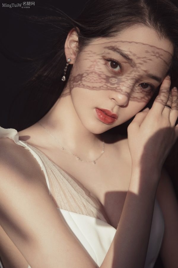 新星欧阳娜娜低胸吊带长裙秀事业线(3/4)