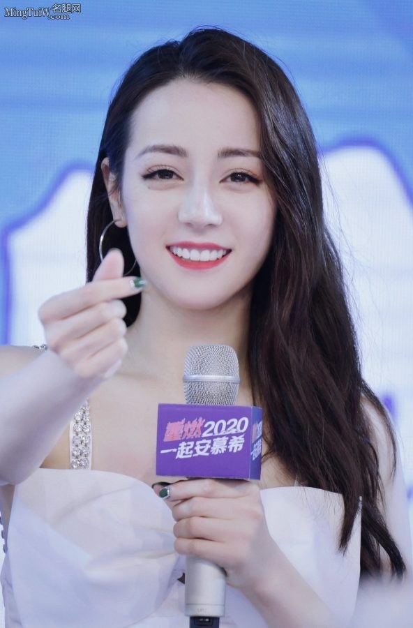 安慕希代言人迪丽热巴美脚穿透明带凉高跟鞋活力全开(14/15)