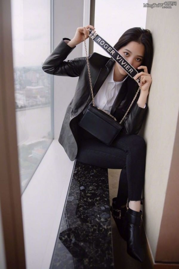 欧阳娜娜紧身牛仔裤显腿型 穿上细跟短靴更有女人味儿了(3/6)