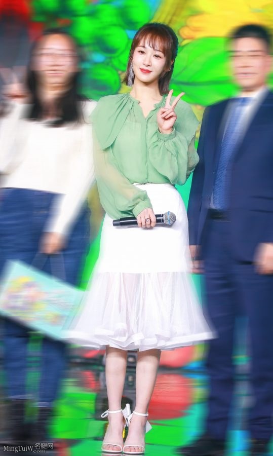 清新脱俗的妹子杨紫玉足白高跟活动现场(2/8)