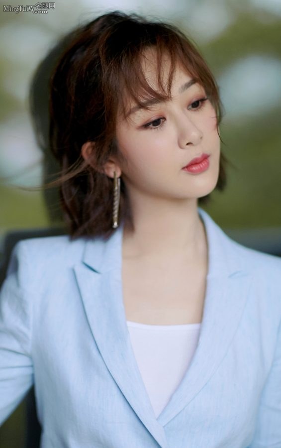 杨紫身穿清爽蓝色西装脸部高清特写(5/14)