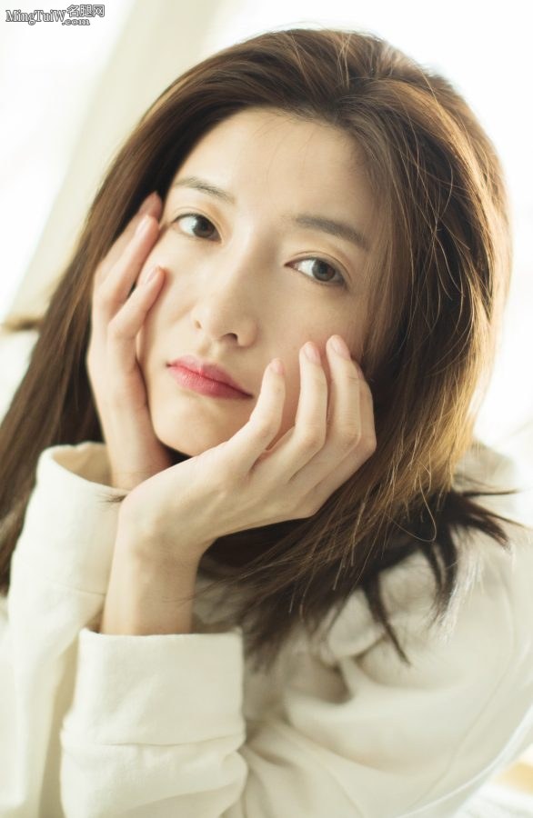江疏影恬静白色写真 玉脚完美无瑕(3/5)